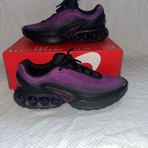 Nike Purple and Black Athletic Shoes with Gradient Design